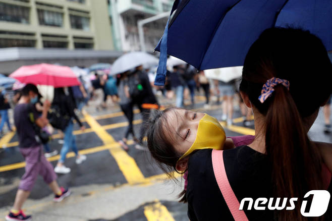 홍콩 코즈웨이베이 인근에 모이고 있는 시위대의 모습. 복면금지법에도 불구하고 마스크를 착용한 채 거리에 나서고 있다./사진=뉴스1