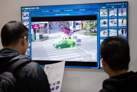 중국에서는 무단횡단 등 교통법규 위반을 단속하기 위해 안면인식 기술을 활용하고 있다. /사진=AFP