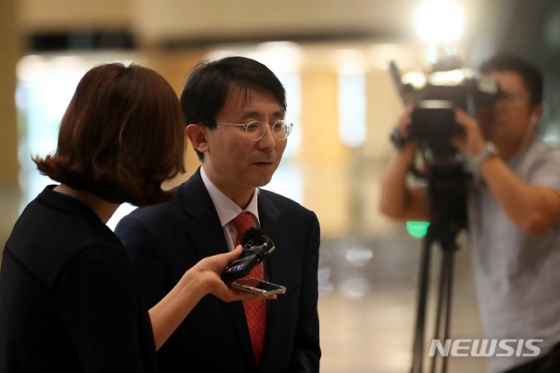 【김포공항=뉴시스】 이윤청 기자 = 김정한 아시아·태평양국장이 11일 서울 강서구 김포국제공항을 통해 일본으로 출국하며 취재진의 질문에 답하고 있다. 10일 외교부에 따르면 김정한 아태 국장은 12일 일본 니가타에서 열리는 일본 지역 공관장 회의에 참석할 예정이다. 김 국장은 이번 방일에서 물밑 접촉을 통해 현지 여론을 파악하고 일본 정부와 대화를 재개할 수 있는 계기를 만드는 데 주력할 것으로 보인다. 2019.07.11. radiohead@newsis.com