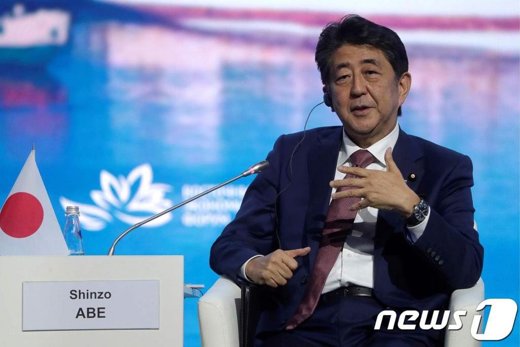 (블라디보스토크 AFP=뉴스1) 우동명 기자 = 아베 신조 일본 총리가 5일 (현지시간) 블라디보스토크에서 열린 동방경제포럼에 참석을 하고 있다.  © AFP=뉴스1  <저작권자 © 뉴스1코리아, 무단전재 및 재배포 금지>