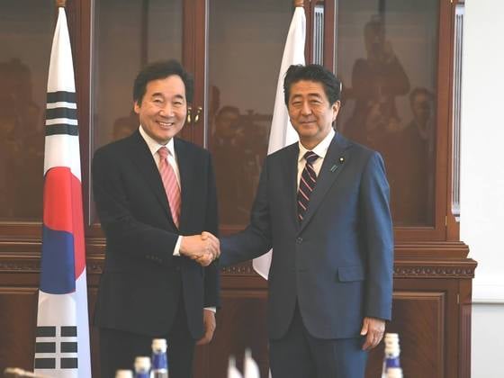 이낙연 국무총리가 11일 아베 신조 일본 총리와 러시아 극동대학교에서 면담에 앞서 악수를 하고 있다. (이낙연 총리 페이스북)2018.9.11/sbtm1 <저작권자 © 뉴스1코리아, 무단전재 및 재배포 금지>