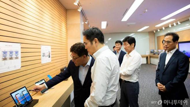 이재용 삼성전자 부회장이 지난 8월26일 삼성전자 충남 아산사업장을 방문, 제품을 살펴보고 있다/사진제공=삼성전자
