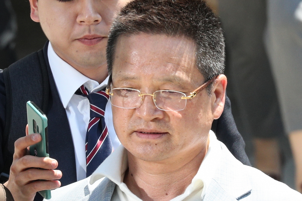 '김학의 사건'의 핵심 인물인 건설업자 윤중천씨(58)가 22일 오후 서울 서초구 서울중앙지방법원에서 열린 구속 전 피의자심문(영장실질심사)을 마친 뒤 청사를 나서고 있다./사진=뉴시스