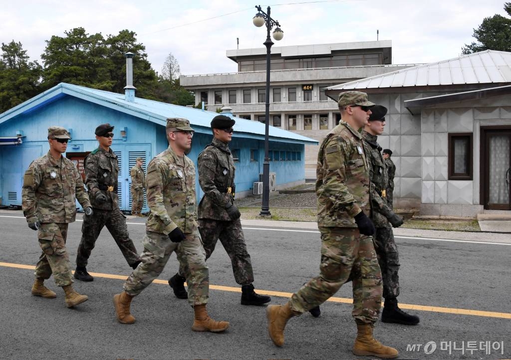 지난 4월 26일 경기도 파주 판문점에서 '4.27 판문점선언 1주년 기념식' 리허설이 열렸다. 판문점 남측에서 주한미군과 한국군이 이동하고 있다. /사진공동취재단 / 사진=김창현 기자 chmt@