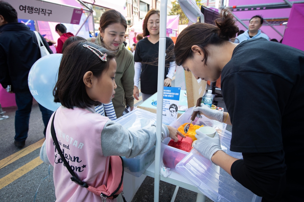 서울 신촌 연세로에서 12일부터 13일까지 이틀간 은행권청년창업재단 디캠프 주최하는 대규모 스타트업 거리 축제 ‘IF2019’가 개최됐다. /사진제공=디캠프
