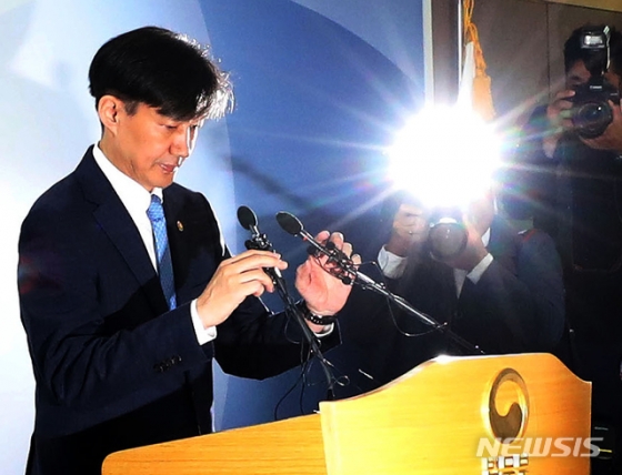 조국 법무부 장관이 14일 오전 과천 정부종합청사 법무부 브리핑실에서 '직접수사 축소 등 검찰개혁 방안 브리핑'을 열고 검찰 특수부 명칭 변경과 부서 축소, 수사범위 제한 등의 내용을 담은 개정안 발표를 위해 마이크를 만지고 있다. 2019.10.14. 【과천=뉴시스】박주성 기자 =  park7691@newsis.com