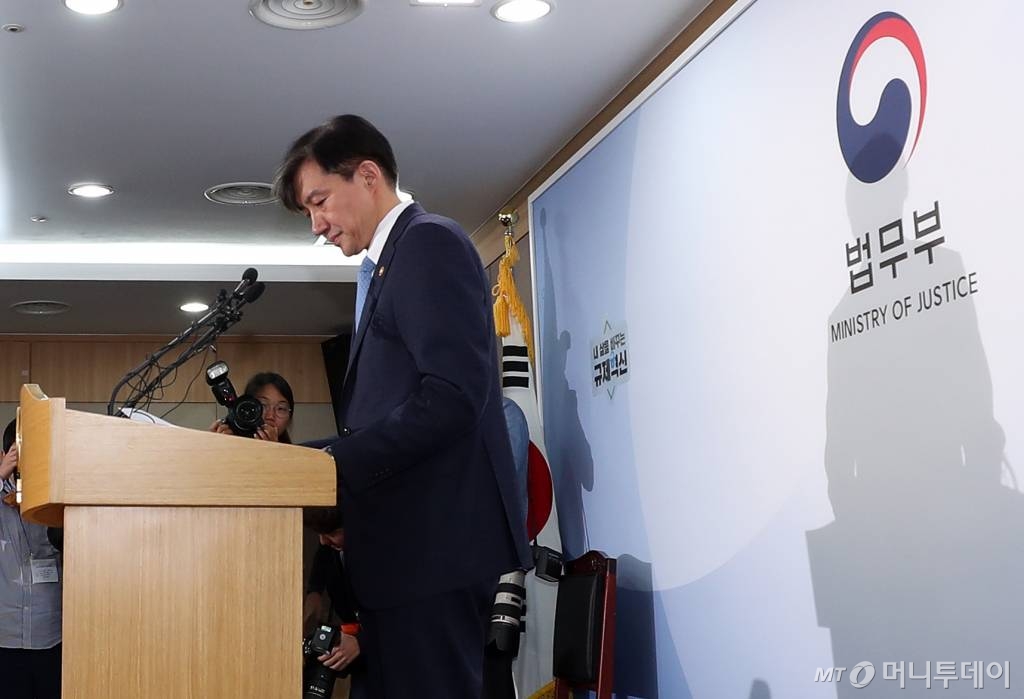 조국 법무부 장관이 14일 오전 과천 정부청사 법무부 브리핑실에서 검찰 특별수사부 축소와 관련한 구체적인 검찰개혁안을 발표하고 있다. / 사진=김휘선 기자 hwijpg@