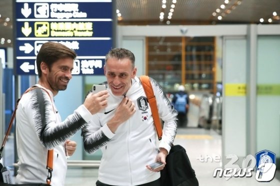 한과의 카타르월드컵 예선을 위해 13일 평양 원정길에 오른 한국축구 대표팀의 파울루 벤투 감독(오른쪽)과 세르지우 코스타 수석코치가 중국 베이징 서우두국제공항에 도착해 기념촬영을 하고 있다. (대한축구협회 제공) 2019.10.14/뉴스1  <저작권자 © 뉴스1코리아, 무단전재 및 재배포 금지>