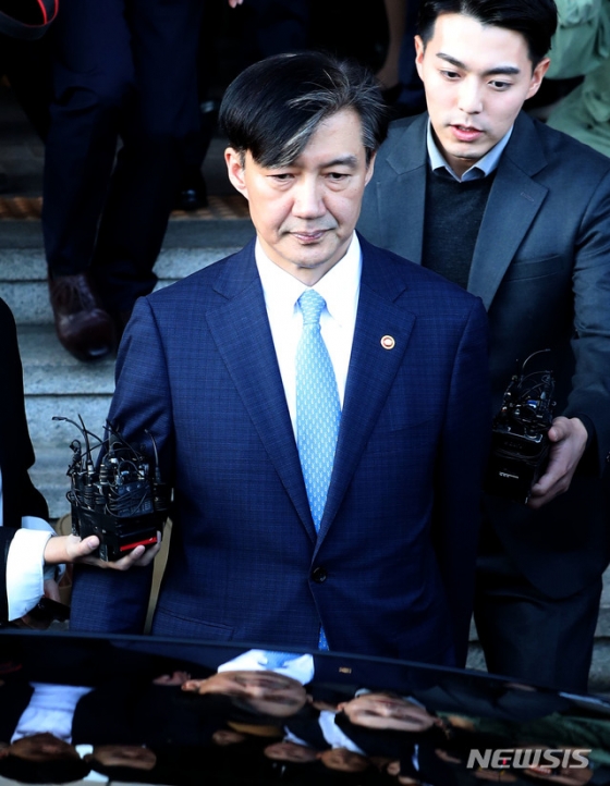 【과천=뉴시스】 박주성 기자 = 사의를 표명한 조국 법무부 장관이 14일 오후 경기 과천시 정부과천청사 내 법무부를 나서고 있다. 2019.10.14.   park7691@newsis.com