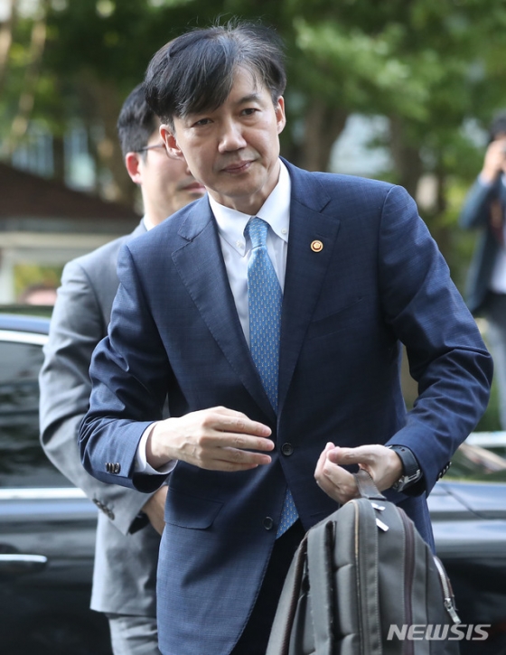 【서울=뉴시스】박미소 기자 = 조국 법무부 장관이 사의를 표명한 14일 오후 조국 장관이 서울 서초구 방배동 자택으로 들어서고 있다. 2019.10.14.  photo@newsis.com