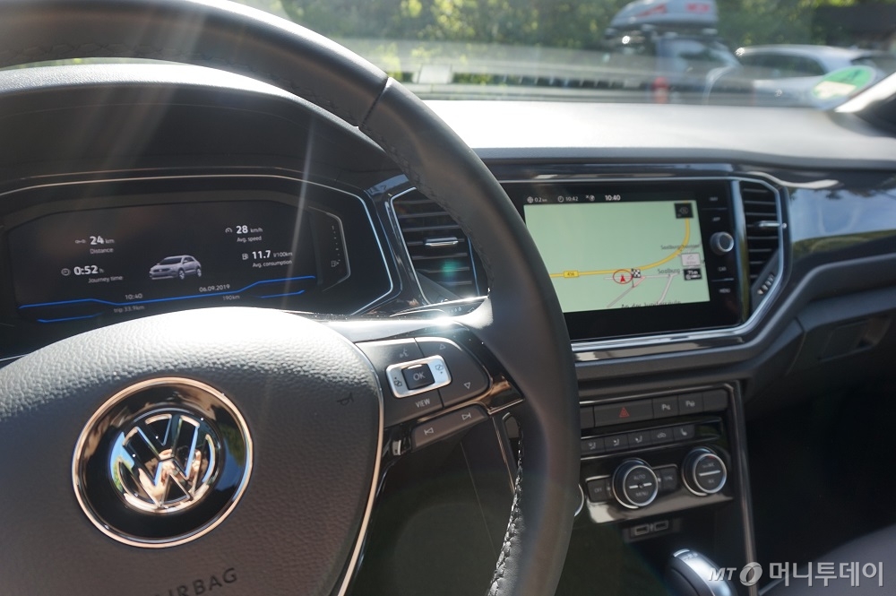 지난해 9월 독일에서 시승한 폭스바겐 소형 SUV '티록' 내부. /사진=이건희 기자