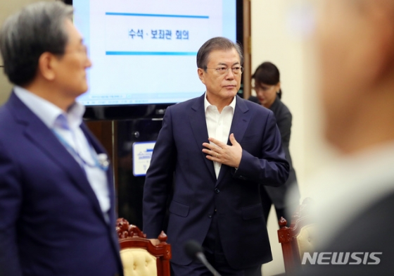 【서울=뉴시스】배훈식 기자 = 문재인 대통령이 14일 청와대 여민관에서 열린 수석·보좌관회의에 참석하고 있다. 2019.10.14.   dahora83@newsis.com