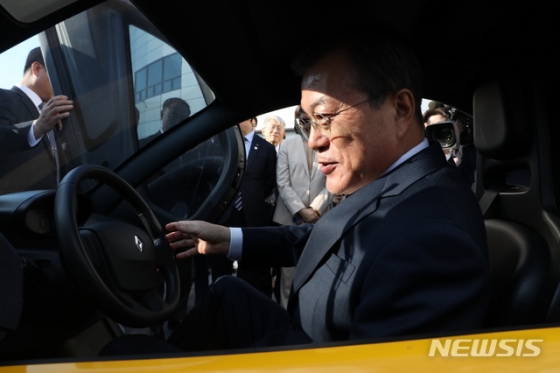 【화성=뉴시스】 박영태 기자 = 문재인 대통령이 15일 경기도 화성시 현대자동차 남양연구소에서 열린 미래차 산업 국가비전 선포식에 참석, 전기차를 시승하고 있다. 2019.10.15.   since1999@newsis.com