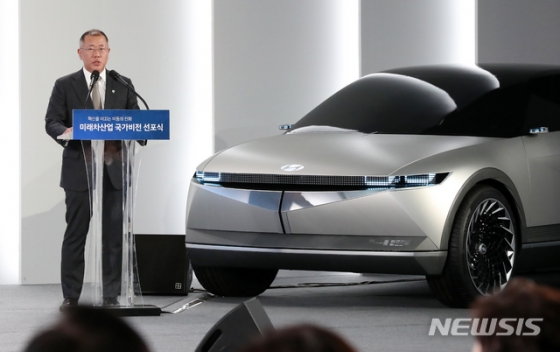 【화성=뉴시스】 박영태 기자 = 정의선 현대자동차그룹 수석부회장이 15일 경기도 화성시 현대자동차 남양연구소에서 열린 미래차 산업 국가비전 선포식에 참석, 현대차그룹 미래차 전략을 발표하고 있다. 2019.10.15.   since1999@newsis.com