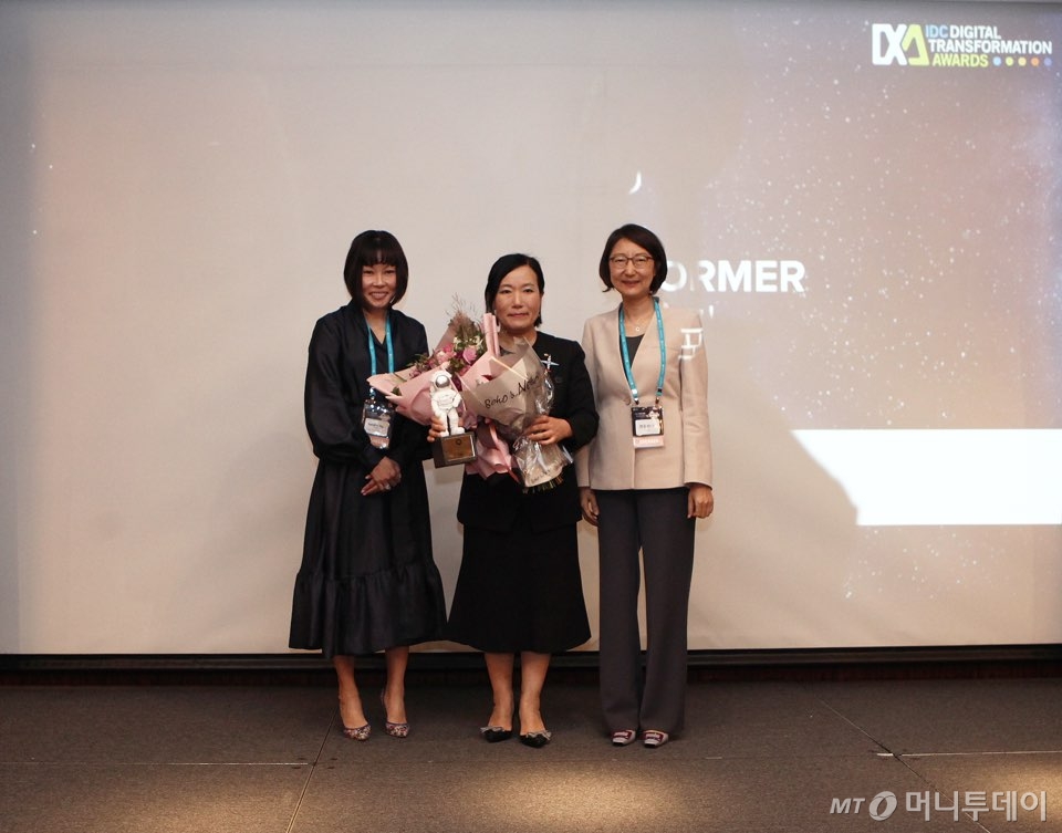 16일(수) 그랜드 인터컨티넨탈 서울 파르나스에서 개최된 2019 IDC 디지털 트랜스포메이션 어워드에서 KB증권 박정림 사장(가운데)이 '디지털 트랜스포머' 상을 수상한 후 기념 촬영을 하고 있다. 양 옆은 산드라 응 IDC AP부사장(왼쪽), 한은선 한국 IDC 전무(오른쪽) / 사진제공=KB증권