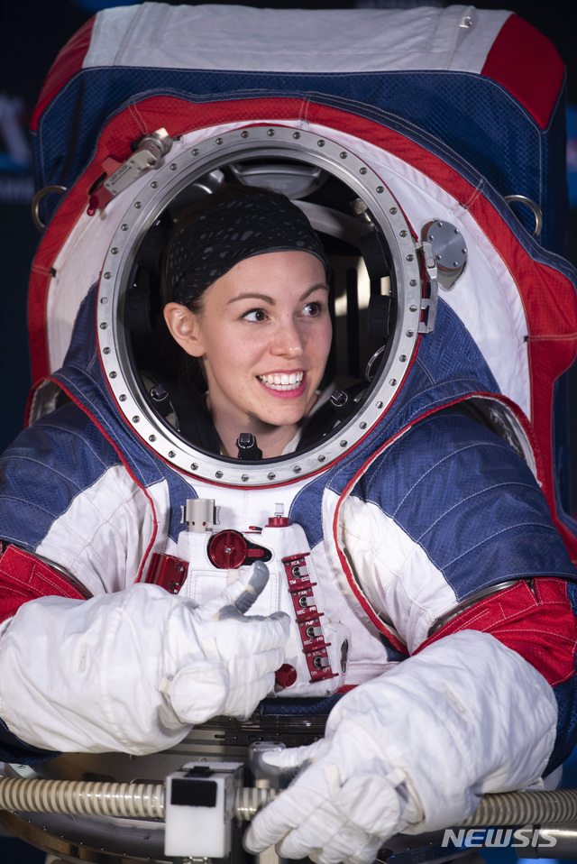 15일(현지시간)  미 워싱턴의 나사 본부에서 차세대 우주복을 공개 행사가 열려 크리스틴 단스가 신형우주복 'xEMU'(Exploration Extravehicular Mobility Unit)를 입고 엄지를 들어 보이고 있다. 

NASA는 2024년부터 시작되는 달 남극 탐사 '아르테미스' 임무 중 입을 우주 비행복과 달 표면을 걸어 다닐 때 착용할 빨간색·흰색·파란색 조합의 새로운 우주복을 선보였다/사진=뉴시스·AFP