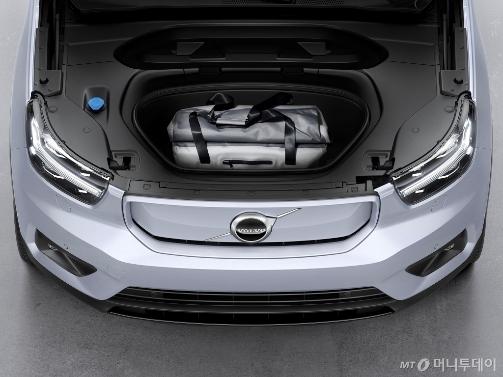 볼보 순수전기차 'XC40 리차지'. 기존 차량 엔진부에 물건이 수납된 모습. /사진제공=볼보자동차코리아