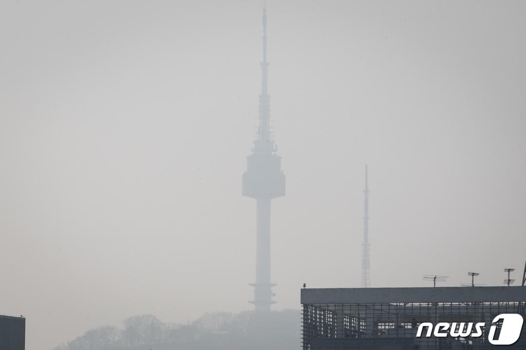 (서울=뉴스1) 유승관 기자 = 수도권 미세먼지 농도가 '나쁨' 수준을 보인 28일 서울 도심이 뿌옇다.  국립환경과학원은 "중서부지역을 중심으로 국외 미세먼지가 유입되어 농도가 높을 것"이라고 설명했다. 2019.3.28/뉴스1  <저작권자 © 뉴스1코리아, 무단전재 및 재배포 금지>