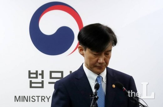 조국 전 법무부 장관이 지난 10월 14일 오전 과천 정부청사 법무부 브리핑실에서 검찰 특별수사부 축소와 관련한 구체적인 검찰개혁안 발표를 하고 있다. 조 전 장관은 발표 3시간 뒤 장관직에서 사퇴했다./사진=김휘선 기자 hwijpg@