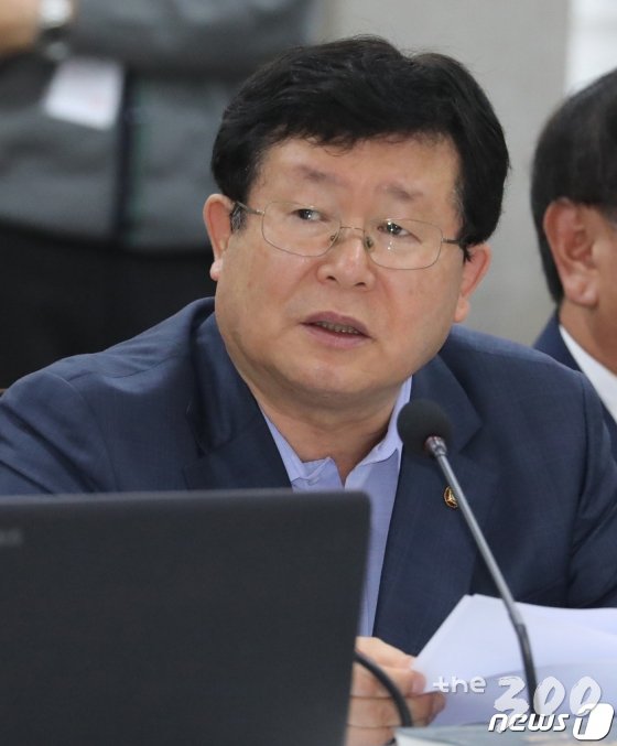 설훈 더불어민주당 의원이 이달 4일 정부세종청사에서 열린 국회 환경노동위원회의 고용노동부에 대한 국정감사에서 질의를 하고 있다. / 사진제공=뉴스1