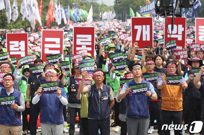 탄력근로제 확대와 최저임금 공약 파기에 반발하며 총파업에 돌입한 민주노총 조합원들이 올해 7월18일 오후 서울 여의도 국회 앞에서 열린 총파업 대회에서 구호를 외치고 있다./사진=뉴스1