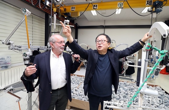 (왼쪽부터)폴 뒤무셸(리쓰메이칸대학) 교수, 오준호(KAIST) 교수가 지난 11일 대전 유성구에 위치한 휴머노이드로봇연구센터(KAIST 휴보랩)에서 ‘인간·로봇 공존시대’를 주제로 대화를 나눴다/사진=이기범 기자