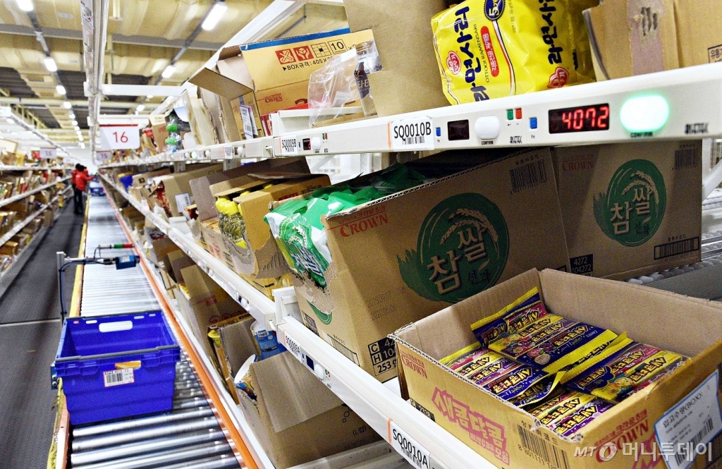 홈플러스 FC 원천점 매대 모습. 주문 정보에 따라 바구니가 해당 제품 앞에 도착하면 직원이 물건을 담고 버튼을 누르는 방식으로 피킹이 이뤄진다./사진제공=홈플러스