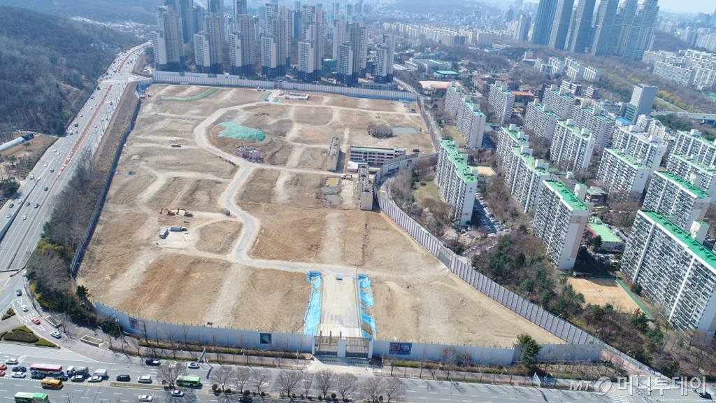 개포주공4단지 재건축 부지 전경. 부지 중간 지점에 서울시가 생활유산으로 지정한 429동, 445동 건물이 그대로 남아있다. /사진제공=개포4단지 재건축 조합