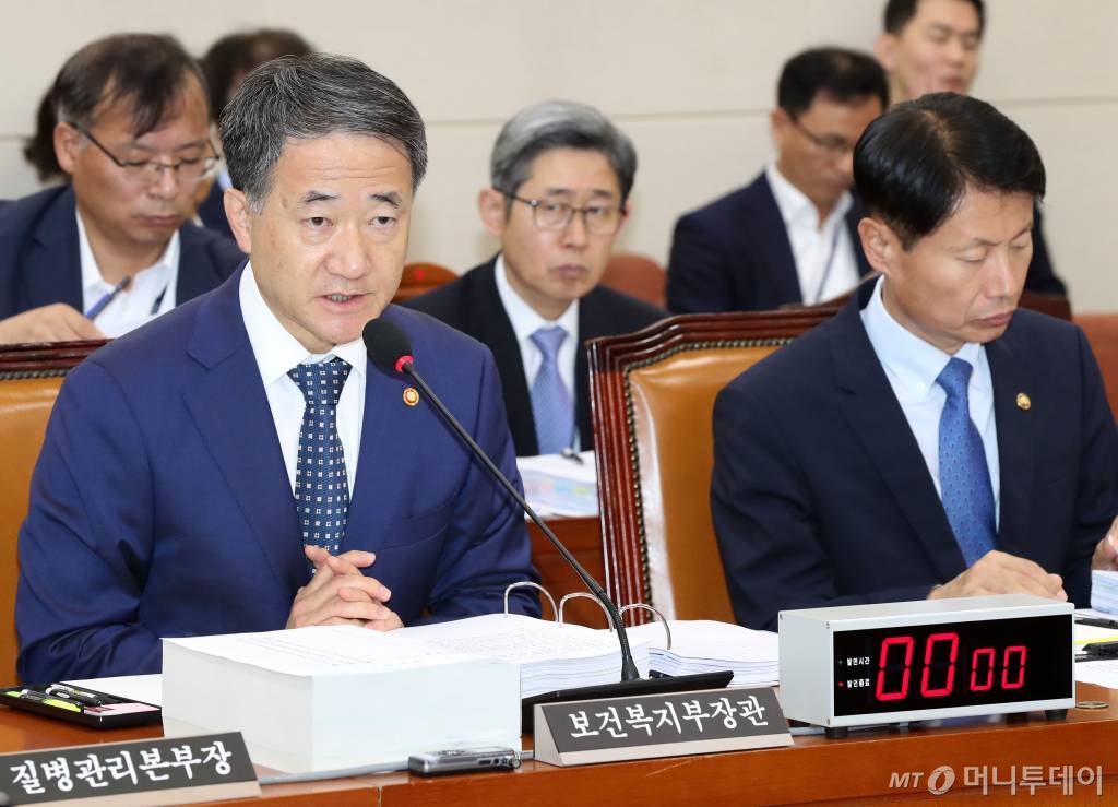 박능후 보건복지부 장관이 4일 오전 서울 여의도 국회에서 열린 보건복지위원회의 보건복지부 등에 대한 국정감사에서 답변하고 있다. / 사진=홍봉진 기자 honggga@