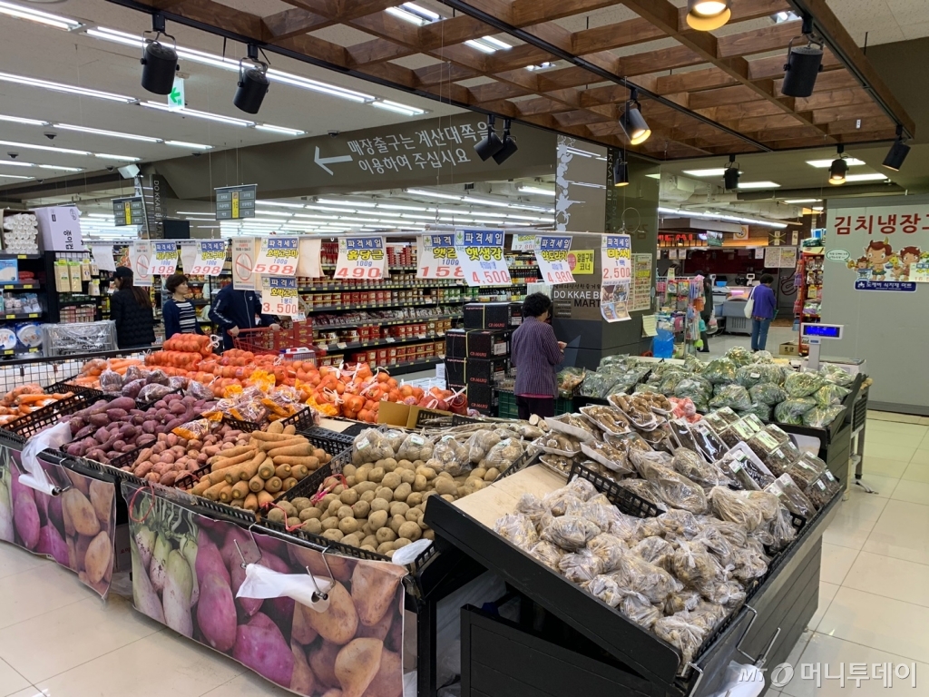 21일 오후 11시 서울 구의동에 위치한 한 식자재마트의 모습/사진=이강준 기자