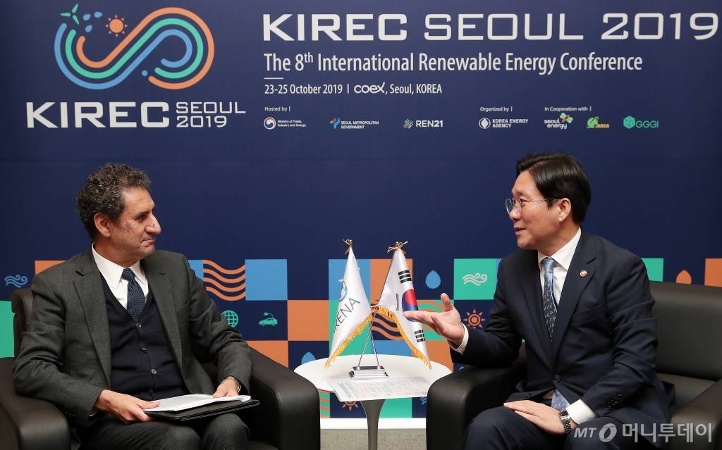 성윤모 산업통상자원부 장관과 프란세스코 라 카메라 국제재생에너지기구(IRENA) 사무총장이 23일 서울 삼성동 코엑스에서 '에너지 전환 정책의 성공적 추진 방안 모색'을 주제로 특별대담을 진행하고 있다./사진=김창현 기자 chmt@