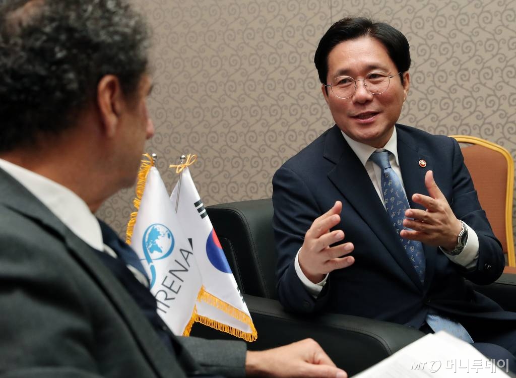 성윤모 산업통상자원부 장관과 프란세스코 라 카메라 국제재생에너지기구(IRENA) 사무총장이 23일 서울 삼성동 코엑스에서 '에너지 전환 정책의 성공적 추진 방안 모색'을 주제로 특별대담을 진행하고 있다./사진=김창현 기자 chmt@