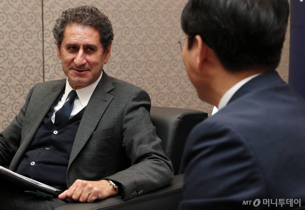 성윤모 산업통상자원부 장관과 프란세스코 라 카메라 국제재생에너지기구(IRENA) 사무총장이 23일 서울 삼성동 코엑스에서 '에너지 전환 정책의 성공적 추진 방안 모색'을 주제로 특별대담을 진행하고 있다./사진=김창현 기자 chmt@