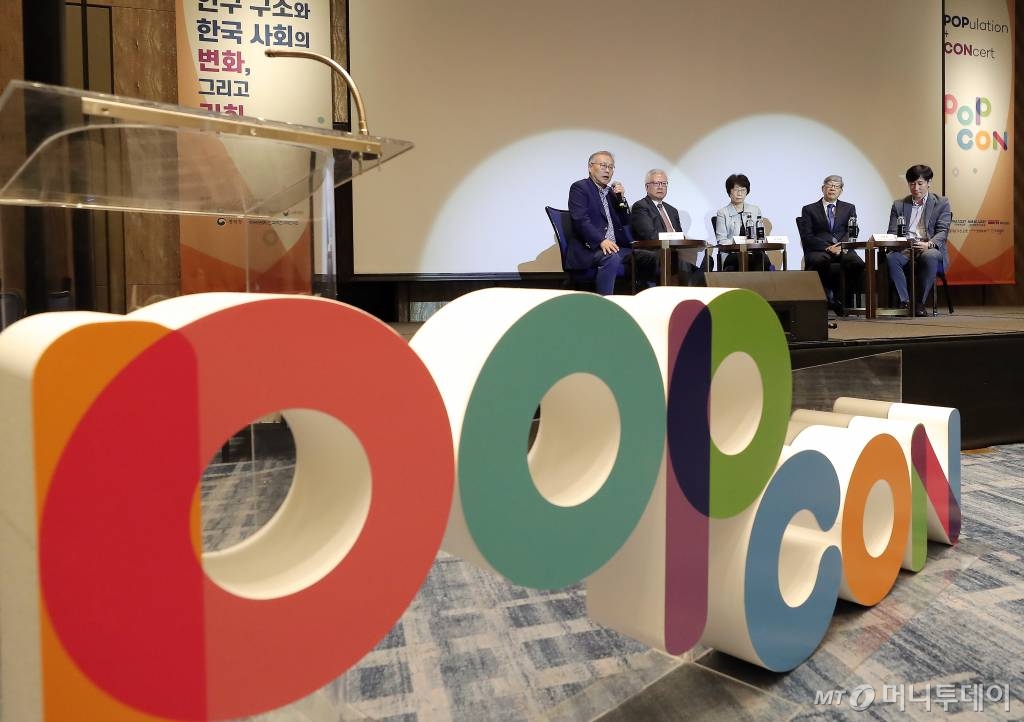 22일 서울 종로구 포시즌스 호텔에서 열린 머니투데이 주최 '2019 인구이야기 팝콘(PopCon)'에서 참석자들이 '아름다운 삶의 마무리'에 대해 토론하고 있다.왼쪽부터 강명구 서울대 교수, 이윤성 한국보건의료인국가시험원 원장, 유은실 울산의대 서울아산병원 교수, 최병호 서울시립대 도시보건대학원장, 이성배 DGIST 뇌·인지과학전공 교수. / 사진=김창현 기자 chmt@