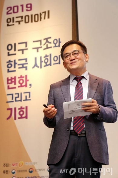 진동섭 한국진로진학정보원 이사가 22일 서울 종로구 포시즌스 호텔에서 열린 머니투데이 주최 '2019 인구이야기 팝콘(PopCon)'에서 '교육의 미래'에 대해 주제발표를 하고 있다./사진=이기범 기자