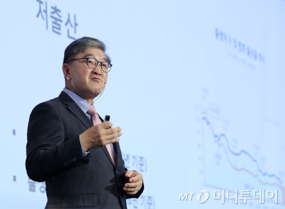 이영식 한샘 사장이 22일 서울 종로구 포시즌스 호텔에서 열린 머니투데이 주최 '2019 인구이야기 PopCon'에서 '기업의 미래-인구감소에 따른 가구업계 대응'에 대해 발표하고 있다. / 사진=김창현 기자 chmt@