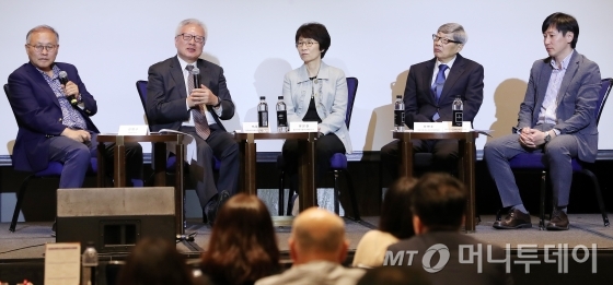 22일 서울 종로구 포시즌스 호텔에서 열린 머니투데이 주최 '2019 인구이야기 팝콘(PopCon)'에서 참석자들이 '아름다운 삶의 마무리'에 대해 토론하고 있다.

왼쪽부터 강명구 서울대 교수, 이윤성 한국보건의료인국가시험원 원장, 유은실 울산의대 서울아산병원 교수, 최병호 서울시립대 도시보건대학원장, 이성배 DGIST 뇌·인지과학전공 교수. / 사진=김창현 기자 chmt@