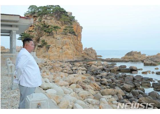 【서울=뉴시스】북한 김정은 국무위원장이 금강산관광지구를 시찰했다고 23일 노동신문이 보도했다. 이날 보도에 따르면 김 위원장은 "고성항과 해금강호텔, 문화회관, 금강산호텔, 금강산옥류관, 금강펜션타운, 구룡마을, 온천빌리지, 가족호텔, 제２온정각, 고성항회집, 고성항골프장, 고성항출입사무소 등 남조선측에서 건설한 대상들과 삼일포와 해금강, 구룡연일대를 돌아보며 자연경관을 훼손하는 시설물에 대해 엄하게 지적했다"고 보도했다. 2019.10.18. (사진=노동신문 캡처)  photo@newsis.com