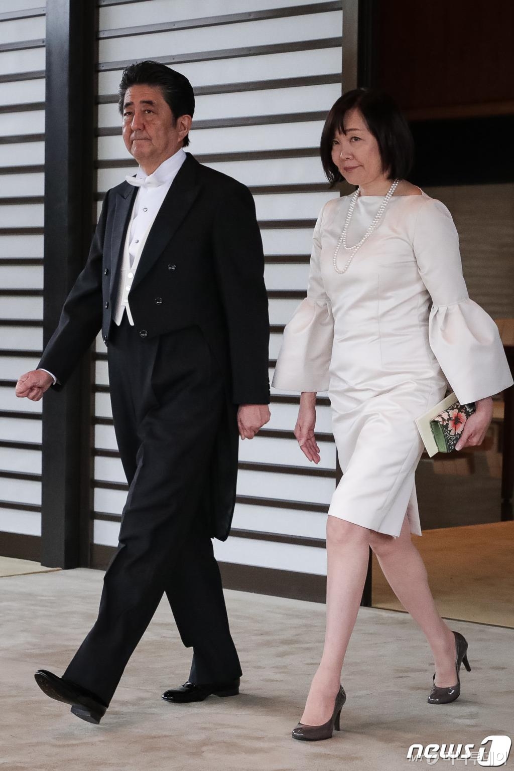 (도쿄=뉴스1) 유승관 기자 = 아베 신조 일본 내각총리대신 내외가 22일 일본 도쿄 일왕 거처인 고쿄(皇居)에서 열린 나루히토(德仁) 일왕 즉위식을 마친 후 고쿄를 나서고 있다. (일본 내각부 제공) 2019.10.22/뉴스1 <저작권자 © 뉴스1코리아, 무단전재 및 재배포 금지>