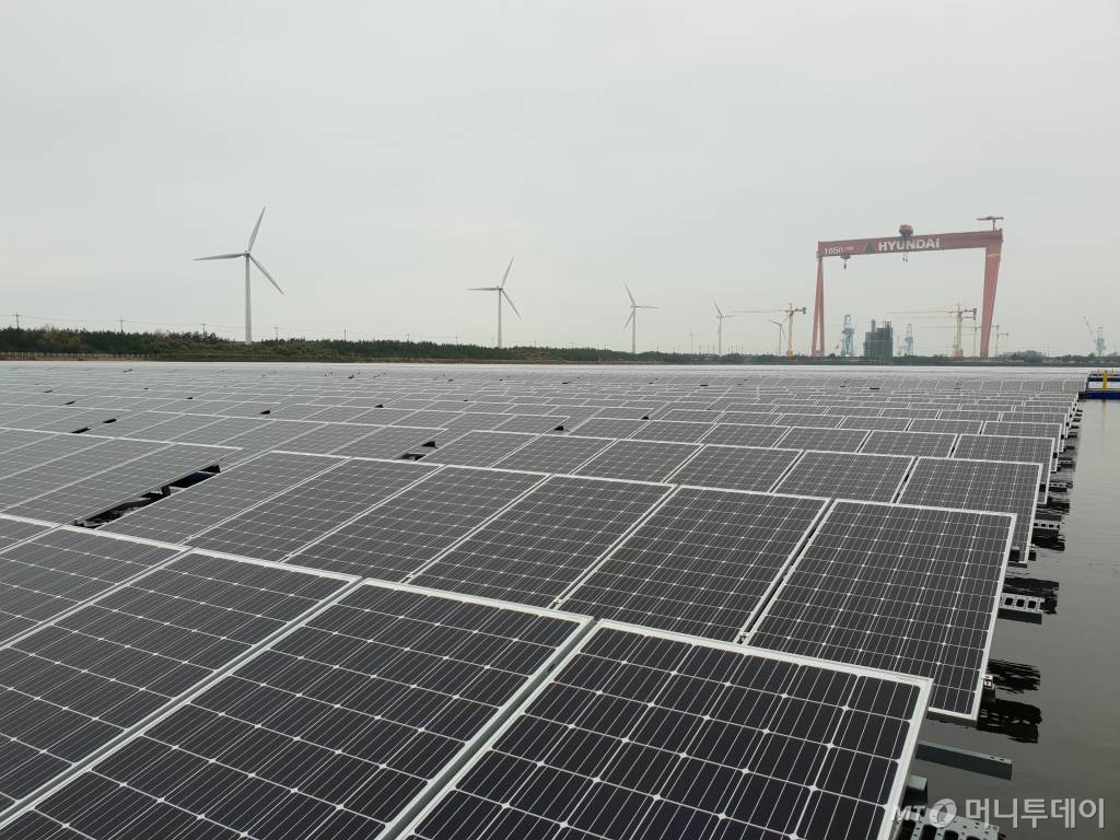 8일 전라북도 군산시 비응도동의 군산2국가산업단지 내에 위치한 군산 수상태양광발전소. 유수지 위를 5만1912장의 태양광 패널이 뒤덮고 있다./사진=권혜민 기자