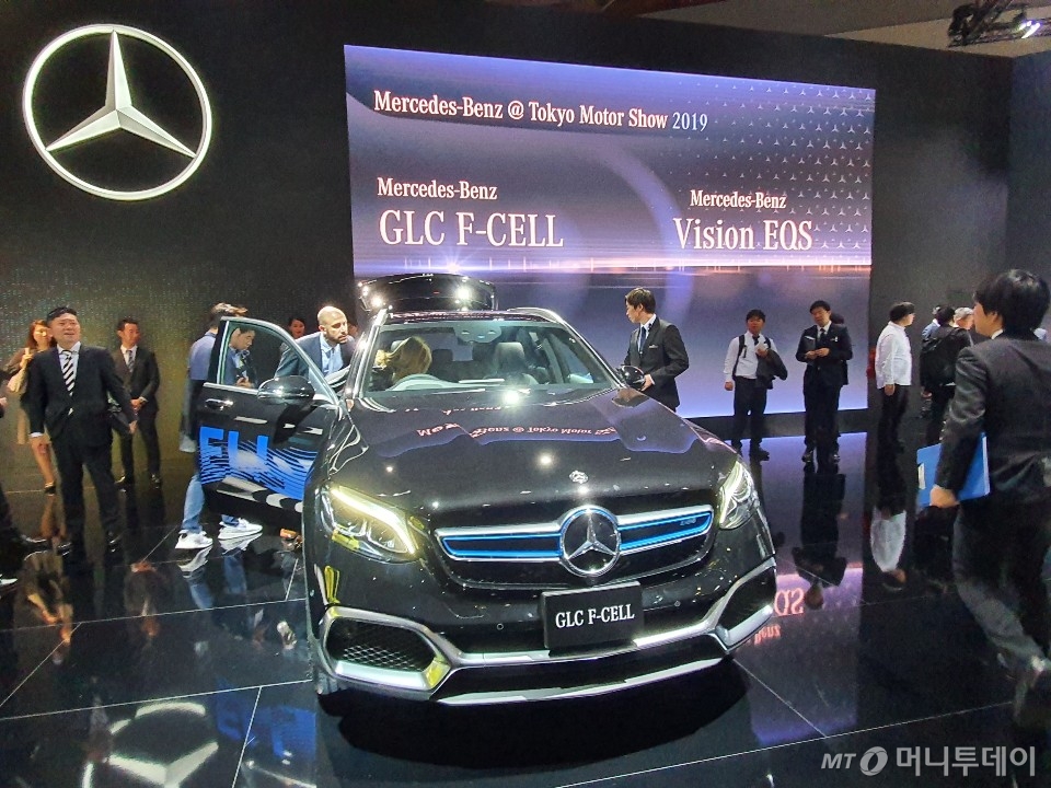 23일 일본 도쿄 고토구 '도쿄 빅사이트'에서 열린 도쿄모터쇼 2019 프레스데이에서 전시된 메르세데스-벤츠 'GLC F-CELL'. /사진=이건희 기자