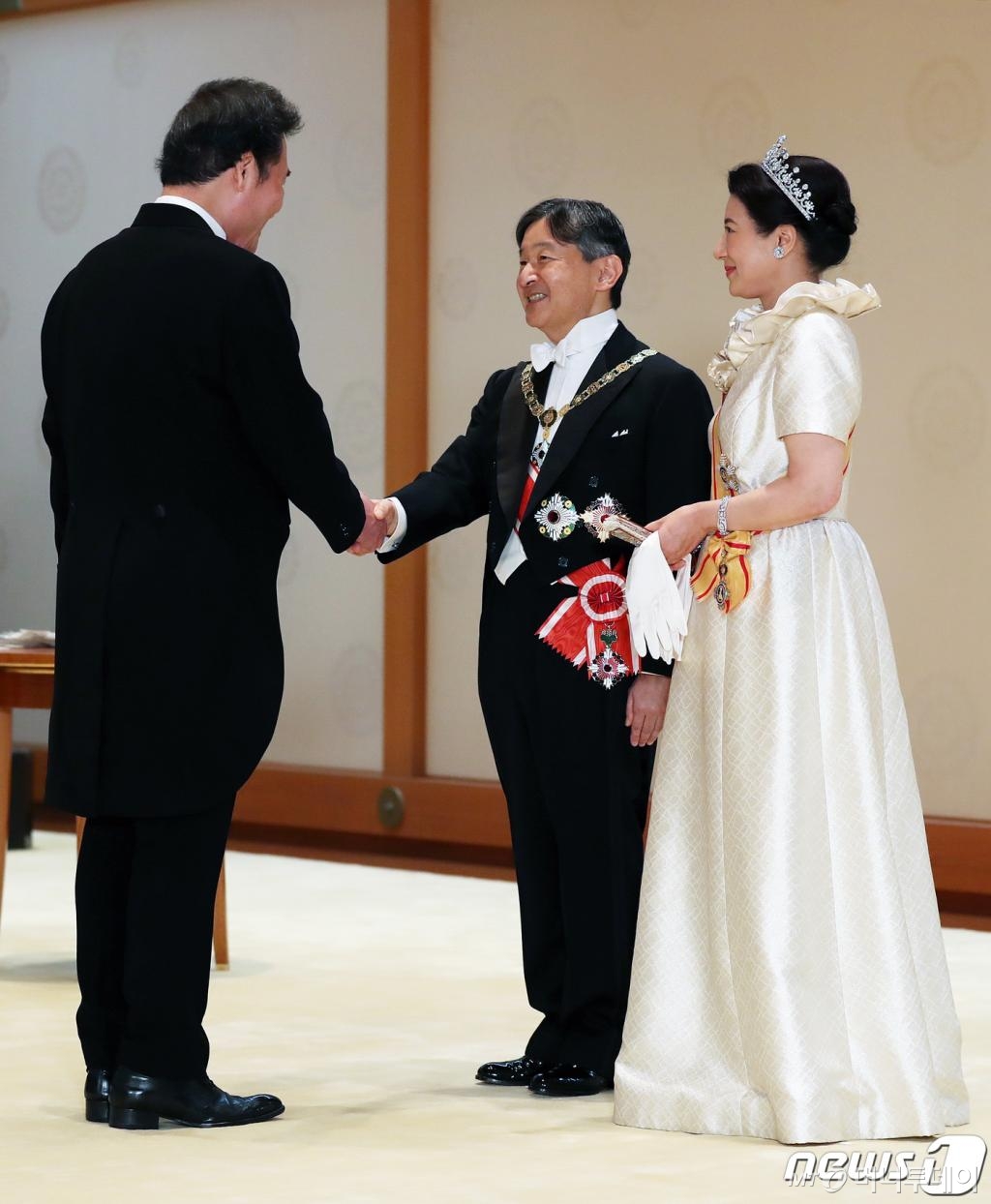 이낙연 국무총리가 지난 22일 일본 도쿄 일왕 거처인 고쿄(皇居)에서 열린 나루히토 일왕 내외 초청 궁정연회에 참석해 나루히토 일왕 내외와 인사하고 있다. (일본 내각부 제공) 2019.10.23/뉴스1  <저작권자 © 뉴스1코리아, 무단전재 및 재배포 금지>