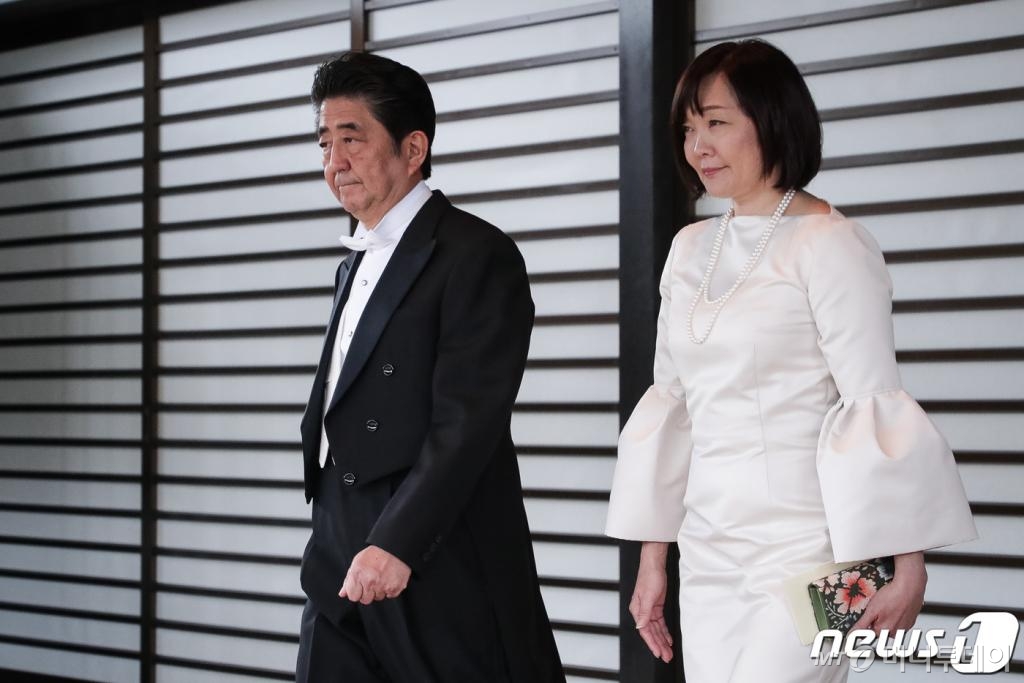 (도쿄=뉴스1) 유승관 기자 = 아베 신조 일본 내각총리대신 내외가 22일 일본 도쿄 일왕 거처인 고쿄(皇居)에서 열린 나루히토(德仁) 일왕 즉위식을 마친 후 고쿄를 나서고 있다. (일본 내각부 제공) 2019.10.22/뉴스1  <저작권자 © 뉴스1코리아, 무단전재 및 재배포 금지>