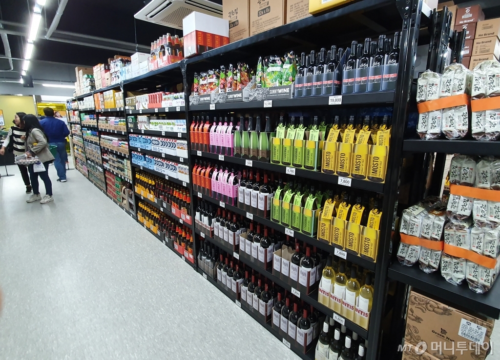 노브랜드 상생스토어에 마련된 와인 코너. 노브랜드 와인부터 신세계 와인까지 다양한 종류의 와인들이 구비돼 있다. /사진=김태현 기자
