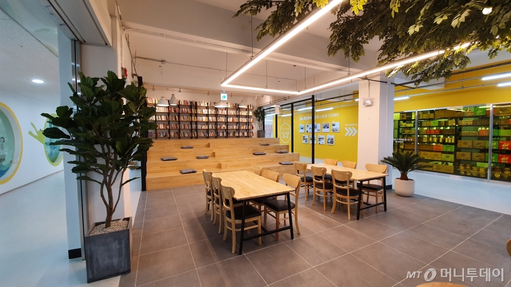 노브랜드 상생스토어에는 '별마당도서관'을 모티브로 한 휴식공간 '&라운지'가 들어서 있다. &라운지에서 커피를 마시며 자유롭게 책을 읽을 수 있다. /사진=김태현 기자