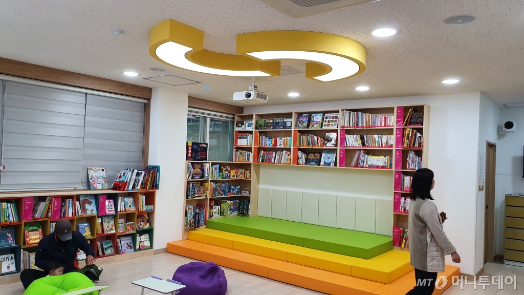 노브랜드 상생스토어 내 키즈라이브러리에서는 아동용 서적은 물론 장남감도 대여가 가능하다. /사진=김태현 기자