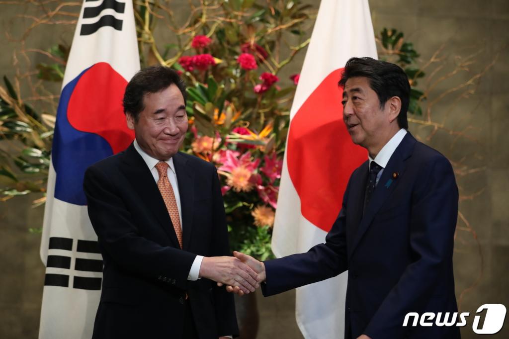 이낙연 국무총리가 24일 오전 일본 도쿄(東京) 총리관저에서 아베 신조(安倍晋三) 총리와 만나 악수하고 있다./사진=뉴스1