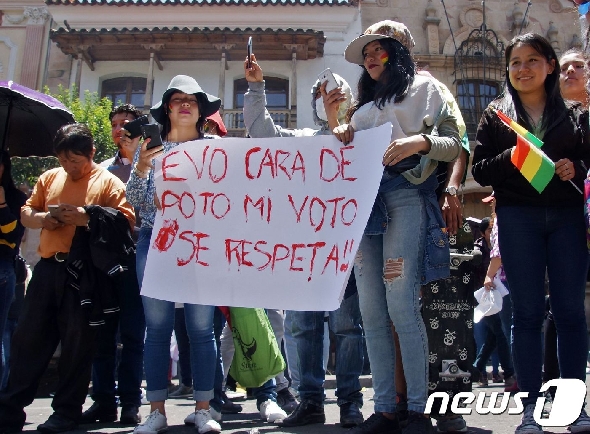 부정선거 의혹을 제기하며 선거에 반발하는 볼리비아 시민들. © AFP=뉴스1