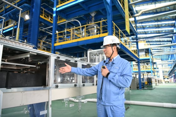 정규용 포스코케미칼 음극재생산부장이 시험가동 중인 생산라인에서 공정을 설명하고 있다./사진제공=포스코케미칼