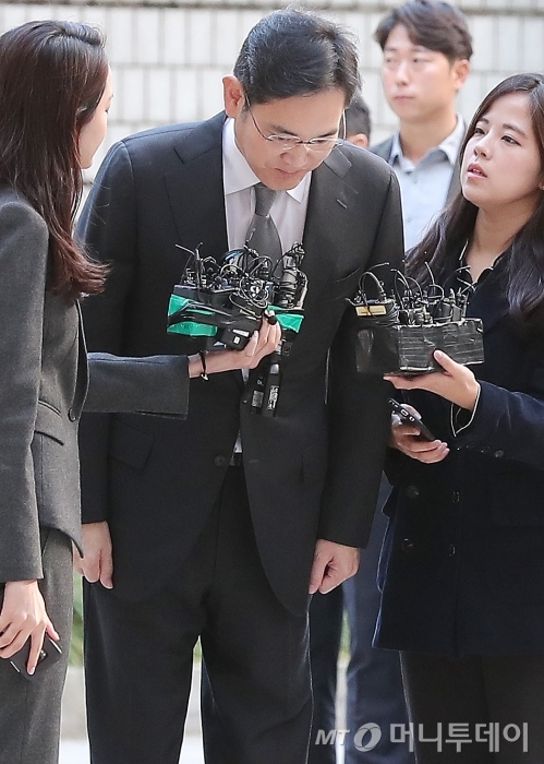 박근혜 전 대통령과 최순실씨에게 뇌물을 준 혐의로 재판에 넘겨진 이재용 삼성전자 부회장이 25일 오전 서울 서초구 서울고등법원에서 열리는 파기환송심 첫 공판에 출석하고 있다. /사진=김창현 기자